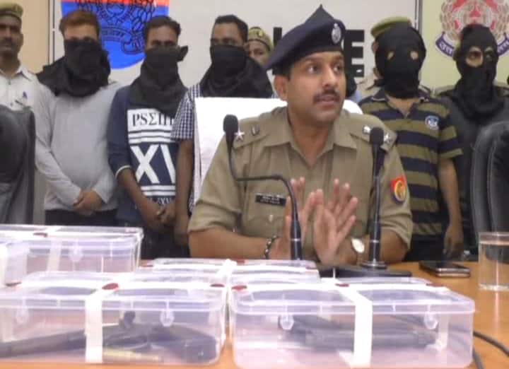 बदमाशों ने उसे करीब तीन सौ मीटर तक संकरी गलियों में दौड़ाने के बाद उस वक्त गोलियों से छलनी किया था, जब वह अपनी जान बचाने के लिए एक पड़ोसी के किचन में जाकर छिप गया था. हालांकि वारदात में शामिल तीन बदमाशों को अभी पकड़ा नहीं जा सका है.