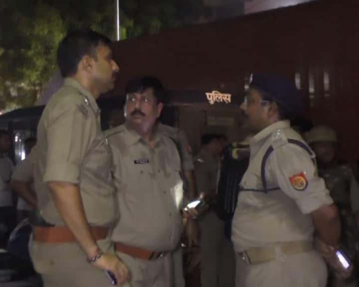 इसी कहासुनी में दस लड़कों के ग्रुप ने सोनू पर हमला कर उसे मौत के घाट उतार दिया. सोनू यादव समाजवादी पार्टी से जुड़ा हुआ था. उसकी मां पार्षद का चुनाव भी लड़ चुकी हैं.