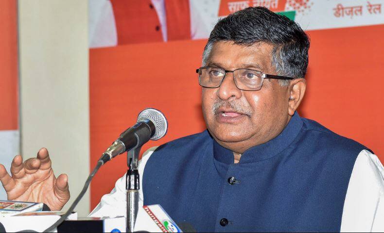 rahul and sonia should reply on Ghulam Nabi Azad and Saifuddin Soz's statement J&K पर आजाद और सोज के बयान पर घिरी कांग्रेस, बीजेपी ने सोनिया-राहुल से मांगा जवाब