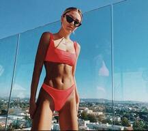 फैशन शो में बिकनी और बूट पहन पहुंची ये हसीना, देखने वाले भी शरमा गए, यहां हैं तस्वीरें