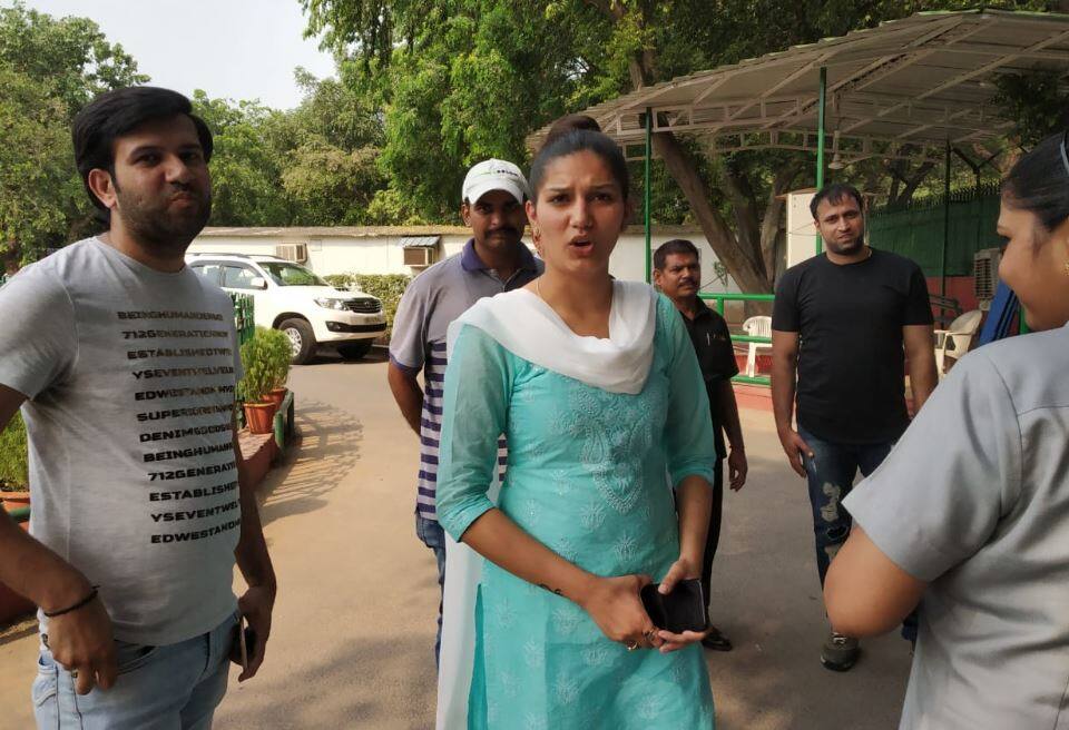 कांग्रेस दफ्तर पहुंची सपना चौधरी, पार्टी के लिए कर सकती हैं प्रचार Sapna Chaudhary reaches out at congress office, may join politics soon कांग्रेस दफ्तर पहुंची सपना चौधरी, पार्टी के लिए कर सकती हैं प्रचार