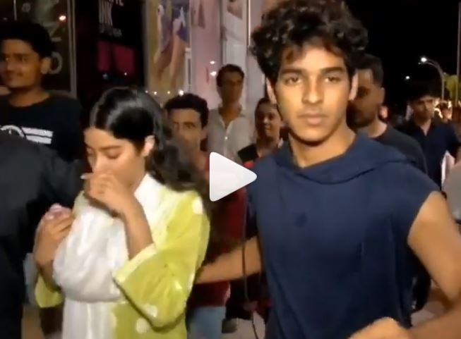  ishaan khatter rescue jahnvi kapoor from being mobbed , फैंस की भीड़ में फंसी जाह्नवी कपूर को रेस्क्यू करने पहुंचे ईशान खट्टर, देखें VIDEO