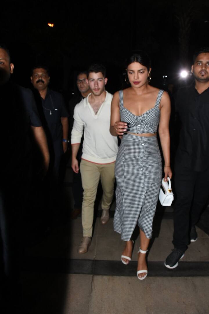 बता दें कि निक जोनास प्रियंका चोपड़ा से उम्र में करीब 10 साल छोटे हैं. प्रियंका चोपड़ा जल्द ही 36 साल की होने वाली हैं और वहीं निक सिंतबर में अपना 26वां जन्मदिन मनाएंगे. (तस्वीर: मानव मंगलानी)