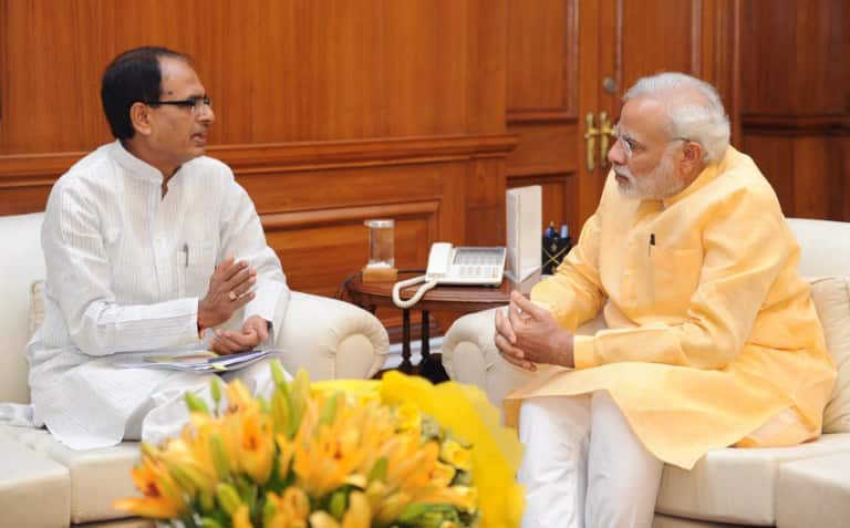 मध्य प्रदेश: हाईकोर्ट के आदेश पर हटाई जाएंगी पीएम मोदी और शिवराज की फोटो वाली टाइल्स Remove tiles bearing PM Modi, Shivraj Chouhan’s pictures from PMAY houses: MP High Court मध्य प्रदेश: हाईकोर्ट के आदेश पर हटाई जाएंगी पीएम मोदी और शिवराज की फोटो वाली टाइल्स