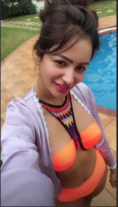  मगर तस्वीरों को देख कर ऐसा लग रहा है कि पूजा अपनी इस परिस्थिति से उबर रही हैं. पूजा ने अपने इंस्टाग्राम अकाउंट वेकेशन के दौरान बिकिनी की चंद तस्वीरों को शेयर किया है. 