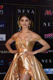 IIFA Awards: ग्रीन कार्पेट पर उर्वशी रौतेला ने अपने मनमोहक अंदाज से लूटी महफिल, देखें