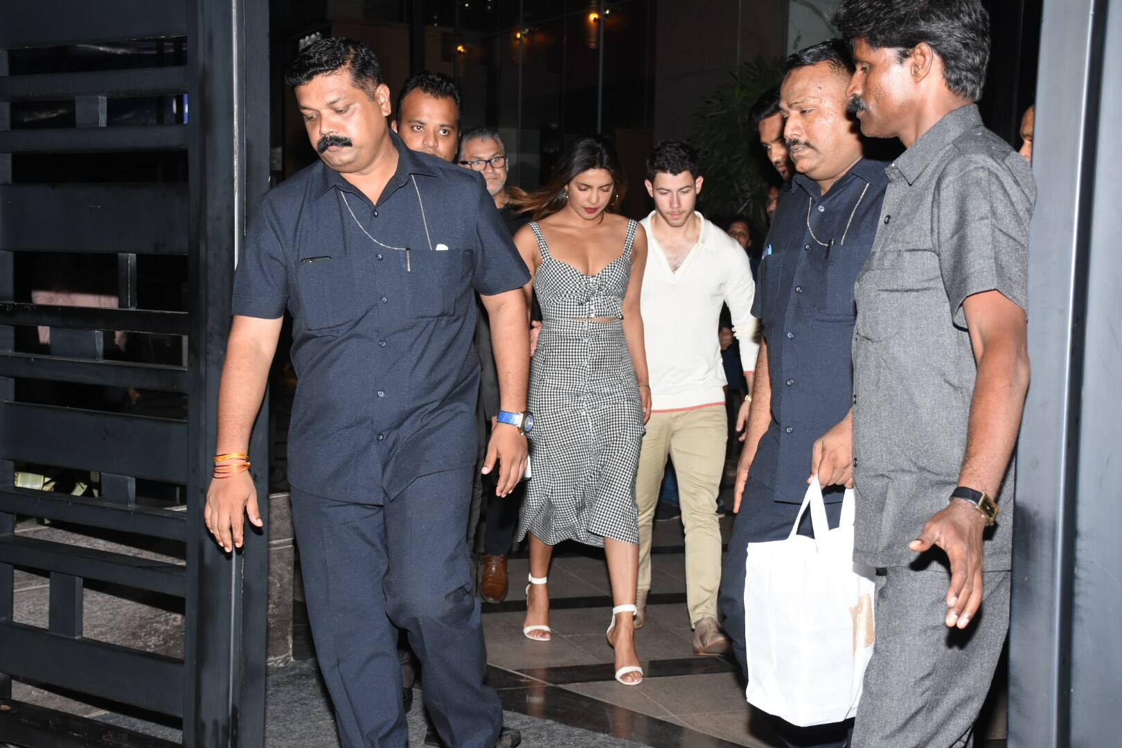 Video: प्रियंका चोपड़ा के साथ डिनर के बाद निक जोनास ने देसी गर्ल के लिए ऐसे जताया प्यार, देखें