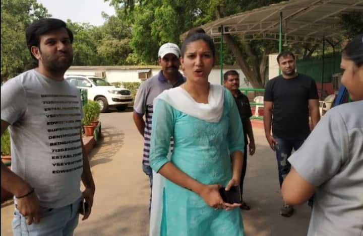 दफ्तर जाने से पहले वो सोनिया गांधी के आवास 10 जनपथ पहुंची और मिलने का समय भी मांगा.