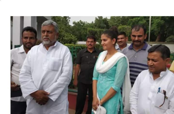 हरियाणा की लोकप्रिय डांसर और सिंगर सपना चौधरी जल्द राजनीति में कदम रख सकती हैं. सपना चौधरी के राजनीति में आने के कयास उस समय तेज हो गए जब वो बीते दिनों अचानक कांग्रेस दफ्तर पहंची थीं.