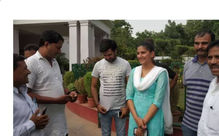 दावा किया जा रहा है कि सपना साल 2019 में होने वाले लोकसभा चुनाव में पार्टी के लिए प्रचार कर सकती हैं. उस वक्त पार्टी दफ्तर में मौजूद कार्यकर्ताओं ने सपना चौधरी जिंदाबाद के नारे भी लगाएं. 