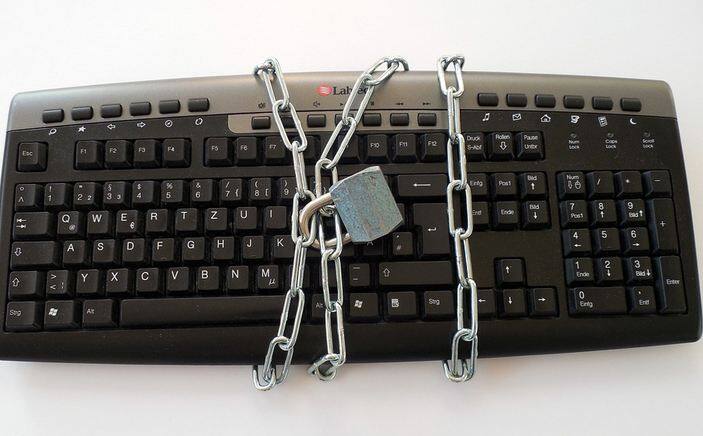  दक्षिण कोरिया के सीजोंग विश्वविद्यालय के शोधकर्ता ऐसा कीबोर्ड विकसित करना चाहते थे जो इससे संबंधित रोजमर्रा की समस्याओं का सामना कर सके और पूरी तरह से मुड़़ सकें. फोटोः गूगल फ्री इमेज 