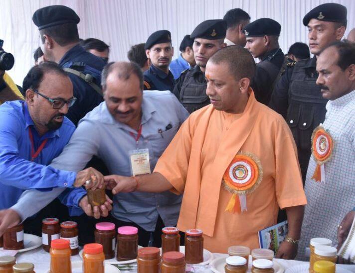 इस मौक़े पर योगी ने किसानों से कहा,