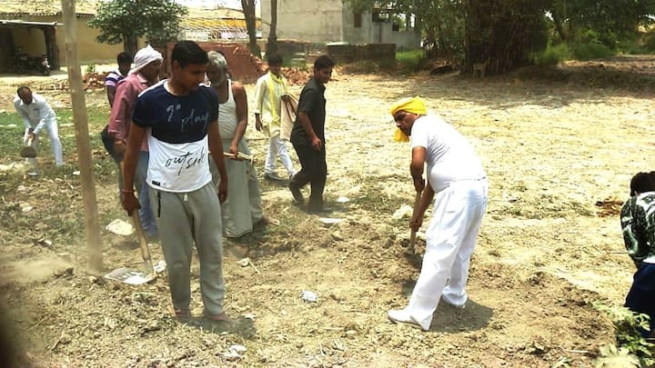 इस मामले में मंत्री राजभर के प्रतिनिधि शशि प्रताप सिंह का कहना है कि मंत्री जी ने अपने गांव में सड़क के निर्माण के लिए अधिकारियों को कई बार पत्र लिखा और कहा, लेकिन कोई कार्रवाई नहीं हुई. बेटे की शादी का रिसेप्शन रविवार को है. राजनीति से जुड़े कई दिग्गज इस कार्यक्रम में आने वाले हैं. अब समय नहीं है कि इंतजार किया जाए, इसलिए उन्होंने खुद ही गांव वालों के साथ सड़क बनानी शुरू कर दी.