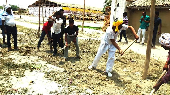 तस्वीरों में देखा जा सकता है कि मंत्री खुद अपने घर घर के सामने सड़क ना होने के चलते पूरे राजभर कुनबे को लेकर सड़क बनाने में जुटे हुए हैं. मंत्री के प्रतिनिधि शशि प्रताप सिंह कहते हैं कि जब एक कैबिनेट मंत्री के घर के सामने सड़क का ये हाल है तो आम जनता का क्या हाल होगा, इसका अंदाजा लगना मुश्किल नहीं है.