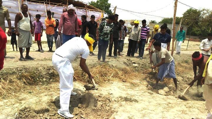 राजभर ने बीजेपी प्रदेश अध्यक्ष के चोर वाले बयान पर व्यंग्यात्मक प्रतिक्रिया देते हुए कहा कि उन्होंने बड़ा ही शोभनीय और प्रशंसीय बयान दिया है, वे बड़े हैं और कुछ भी बोल सकते हैं. फिलहाल राजभर ने इस बार बिना कुछ कहे ही योगी सरकार की किरकिरी कर दी है. 