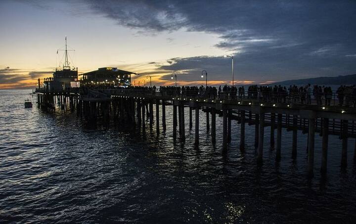 कला और संस्कृति का अद्भुत संगम-   सैंटा मोनिका लॉस एंजेलिस काउंटी का हिस्सा है लेकिन यह दक्षिणी केलीफोर्निया में कला और सांस्कृतिक जीवनशैली के लिए अहम किरदार निभाता रहा है. असल में यहां के आधे के करीब लोग किसी ने किसी रूप में कला से जुड़े हुए हैं. सैंटा मोनिका में अनेकों राष्ट्रीय स्तर की आर्ट गैलरियां, पब्लिक आर्ट सेंटर्स, प्रमुख म्यूजियम, थिएटर हैं जहां हमेशा कुछ न कुछ चलता रहा है और स्थानीय तथा बाहर से आए लोग परफॉर्मिंग आर्ट, प्ले और कॉन्सर्ट्स का लुत्फ लेते रहते हैं.फोटोः गूगल फ्री इमेज