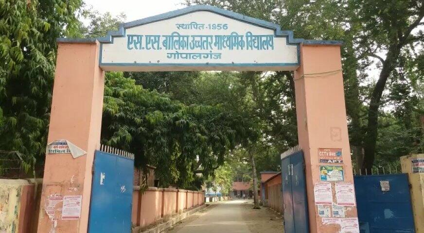 Bihar Board 10th lost 42000 copies found at rag shop बिहार: कबाड़ में बेच दीं 10वीं की 42 हजार कॉपियां, कबाड़ी गिरफ्तार