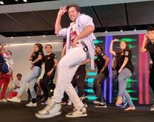 IIFA 2018: वरुण ने बैंकाक के मॉल में फैंस संग की डांस और मस्ती, देखें Video