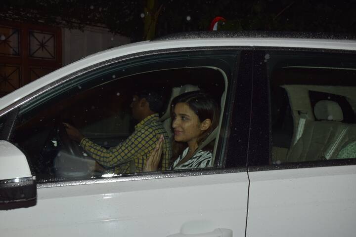 निक को इंडिया लाने के बाद प्रियंका उनके साथ मुंबई में डिनर डेट पर स्पॉट हुई थी इस दौरान उनके साथ उनकी मां मधु चोपड़ा भी साथ में नजर आईं थीं. (तस्वीर: मानव मंगलानी)