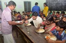 केरल: डीएम ने स्कूल पहुंचकर बच्चों के साथ किया लंच, 3,500 लोगों ने पोस्ट शेयर कर किया सेल्यूट