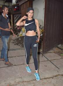 In Pics: एक्ट्रेस सोनल चौहान जिम से बाहर निकलते वक्त हुईं कैमरें में कैद