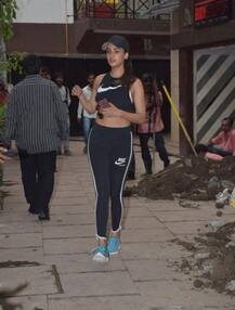 In Pics: एक्ट्रेस सोनल चौहान जिम से बाहर निकलते वक्त हुईं कैमरें में कैद