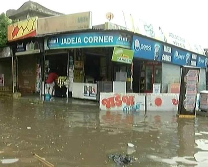 बारिश के बाद जो शहर की स्थति हुई है उससे साफ हो गया है कि सरकार अपने दावों पर खरी नहीं उतरी है.