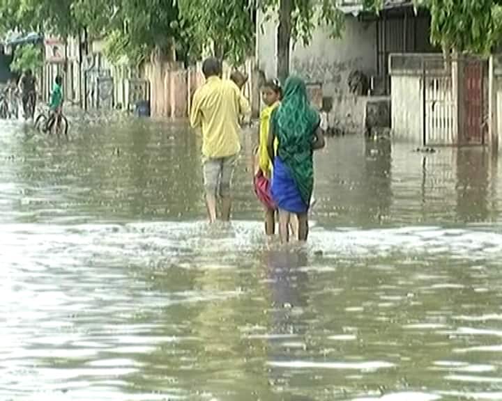 एक घंटे की बारिश में अहमदाबाद के पूर्व और पश्चिम इलाके में बाढ़ जैसे हालात बन गए. बताया जा रहा है कि अहमदाबाद नगर निगम ने इन जगहों पर करोड़ों रुपए भी खर्च किए हैं. 