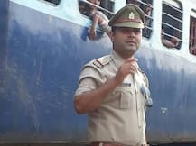 अचानक हिलने लगा ट्रेन के डिब्बे में रखा थैला, खोला तो सभी रह गए हैरान