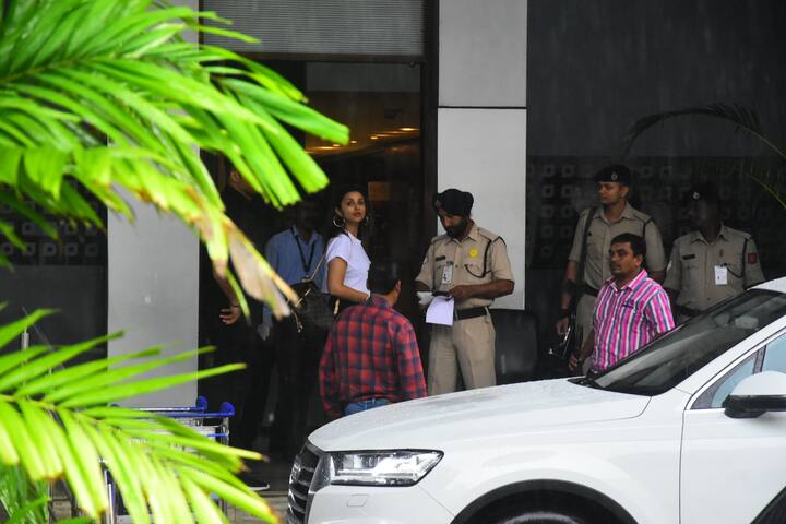 आपको बता दें कि एयरोपर्ट पर प्रियंका की कजन सिस्टर और अभिनेत्री परिणीति चोपड़ा भी दिखाई दीं. (तस्वीर: मानव मंगलानी)