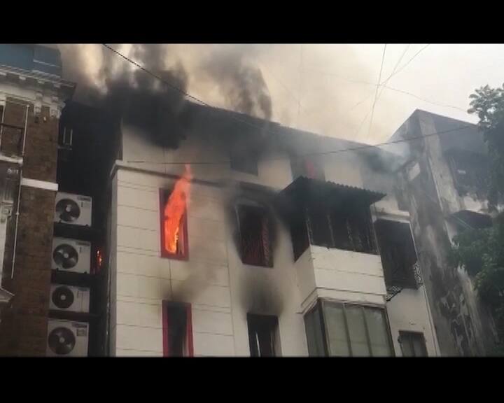 मुंबईः गिरगांव की 3 मंजिला कोठारी बिल्डिंग में आग, युवक की मौत Mumbai: Kothari building in Girgaon caught in Fire मुंबईः गिरगांव की 3 मंजिला कोठारी बिल्डिंग में आग, युवक की मौत