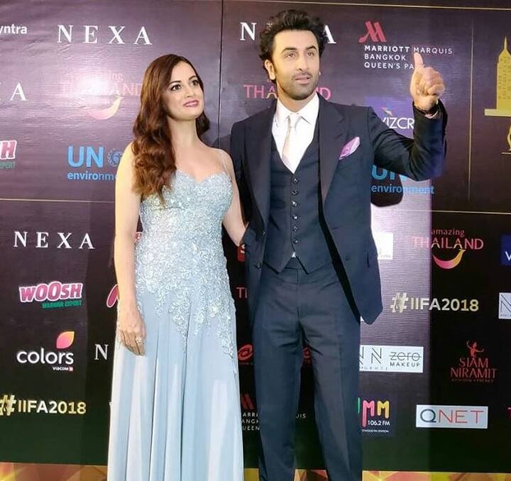 आईफा के आखिरी दिन अभिनेता रणबीर कपूर भी ग्रीन कार्पेट पर नज़र आए. इस दौरान उन्होंने अभिनेत्री दीया मिर्ज़ा के साथ तस्वीर भी खिंचवाईं. अवॉर्ड शो में दीया मिर्ज़ा बेहद खूबसूरत लिबास में पहुंची. (तस्वीर: मानव मंगलानी)