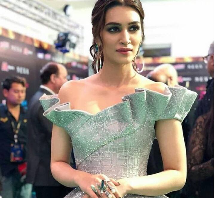 आपको बता दें कि इस दौरान कृति सैनन ने सिल्वर रंग का बेहतरीन गाउन पहना हुआ था. (तस्वीर: इंस्टाग्राम)