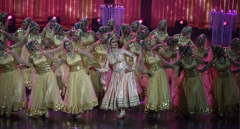 Video: 20 साल बाद आईफा के स्टेज पर उतरीं रेखा, अपने ही गानों पर डांस कर छा गईं Video: 20 साल बाद आईफा के स्टेज पर उतरीं रेखा, अपने ही गानों पर डांस कर छा गईं