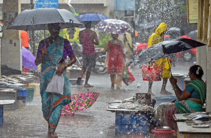 LIVE: Heavy rain in mumbai, school closed, news and updates मुंबई में बारिश बनी आफत, अब तक 6 की मौत, लोकल पर भी पड़ा असर