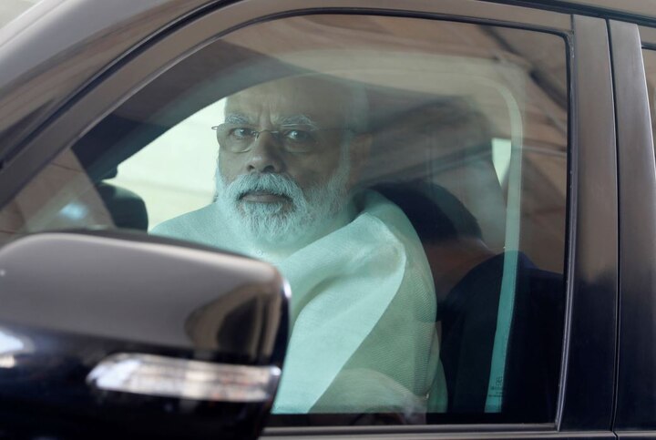 PM Modi visits AIIMS without security to enquire about Vajpayee's health बिना सुरक्षा के अचानक एम्स पहुंचे पीएम मोदी, अटल बिहारी वाजपेयी का जाना हाल