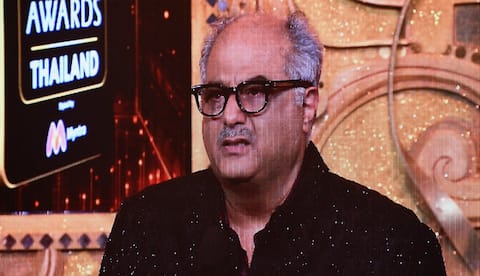 IIFA Awards: श्रीदेवी को याद कर रो पड़े बोनी और अनिल कपूर, अर्जुन कपूर ने संभाला IIFA Awards: श्रीदेवी को याद कर रो पड़े बोनी और अनिल कपूर, अर्जुन कपूर ने संभाला