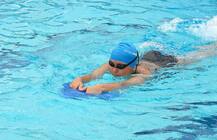 इस मौसम में बच्चों को स्विमिंग सिखाते समय रखें इन बातों का ध्यान, नहीं होगी कोई दुर्घटना