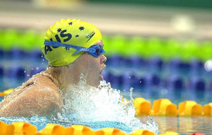 हर नदी या हर तालाब पूल नहीं होता : बच्चों को यह बात समझाना बहुत जरूरी है, अक्सर दस पंद्रह दिन तैराकी सीखने के बाद बच्चे समझने लगते हैं कि उन्हें   तैरना अच्छी तरह आ गया है. स्विमिंग पूल का वातावरण बेहद नियन्त्रित होता है. लेकिन तालाब, नदी, झील में स्थिति ऐसी नहीं होती, इनमें पानी की लहरों की   गति या पानी की गहराई कभी भी बढ़ सकती है. इसलिए तालाब, झील आदि में तैराकी न करें. इसके लिए बहुत ज्यादा प्रशिक्षण की आवश्यकता होती है.फोटोः   गूगल फ्री इमेज 