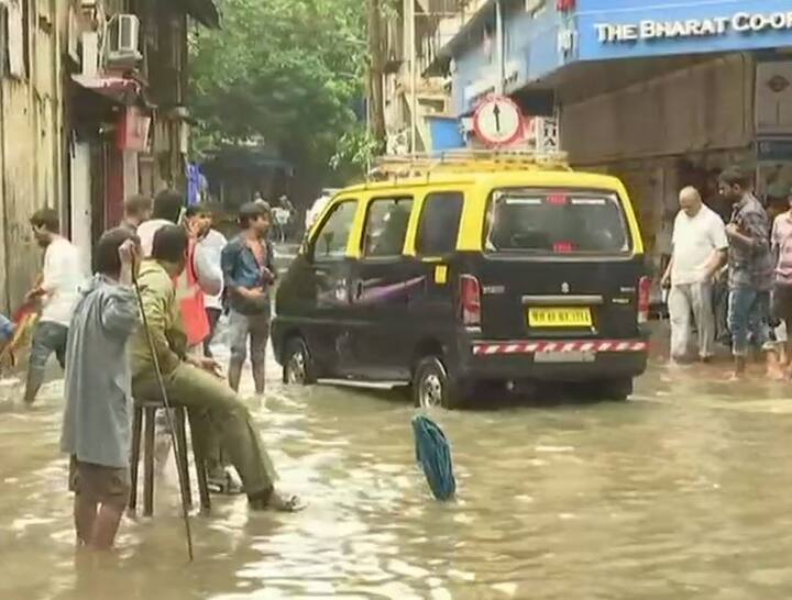 मौसम विभाग ने मुंबई को लेकर चेतावनी जारी की है. अगले 12 घंटे मुंबई में भारी बारिश का अनुमान है. 