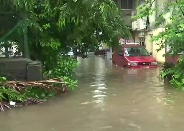 मुंबई में बीते 24 घंटे से जारी बारिश ने मुंबई की रफ्तार पर ब्रेक लगा दिया है. 