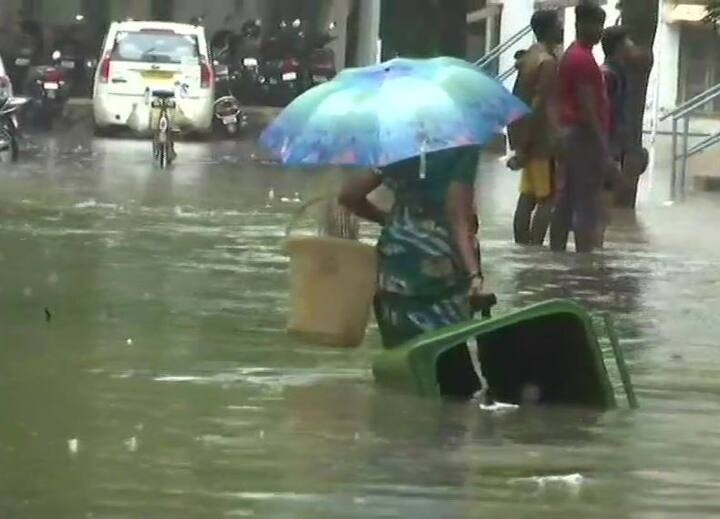 बारिश की वजह से लोकल ट्रेनें भी 15 से 20 मिनट की देरी से चल रही हैं. कई प्रमुख सड़कों पर पानी भरने से जगह-जगह ट्रैफिक जाम के हालात हैं.