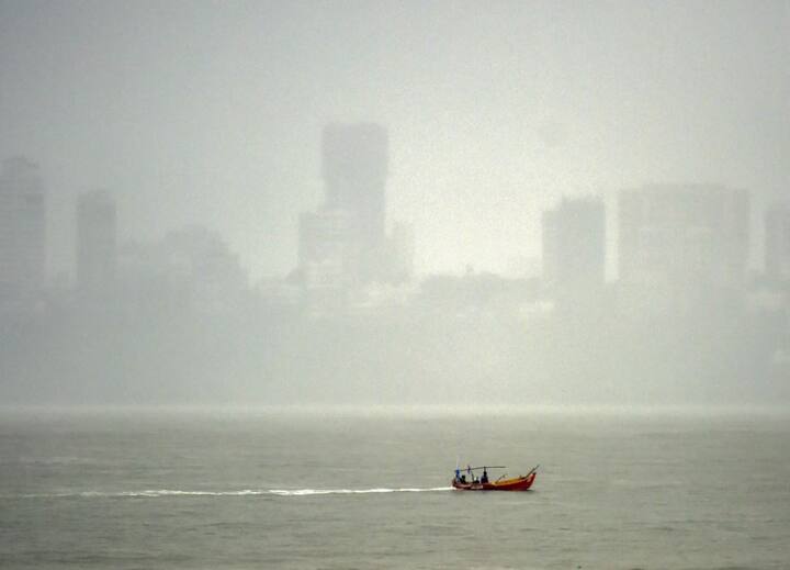 लोकल ट्रेनें देरी से चल रही हैं. जगह-जगह पानी भरने से लोगों को दिक्कत हो रही है. 