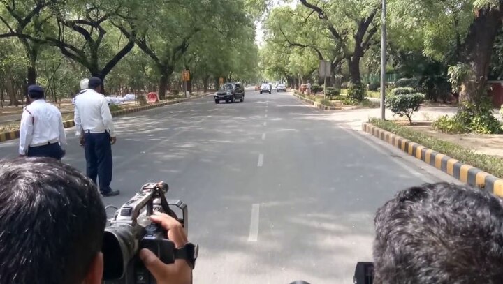 Indore: CSP Manoj ratnakar saved a lady by giving route to an ambulance इंदौर: PM मोदी के काफिले में फंसी एंबुलेंस को अफसर ने बाहर निकाला, पूरा शहर दे रहा है शाबाशी