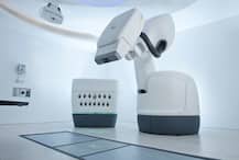 दुर्लभ ट्यूमर की साइबरनाइफ सर्जरी से महिला मिली नई जिंदगी