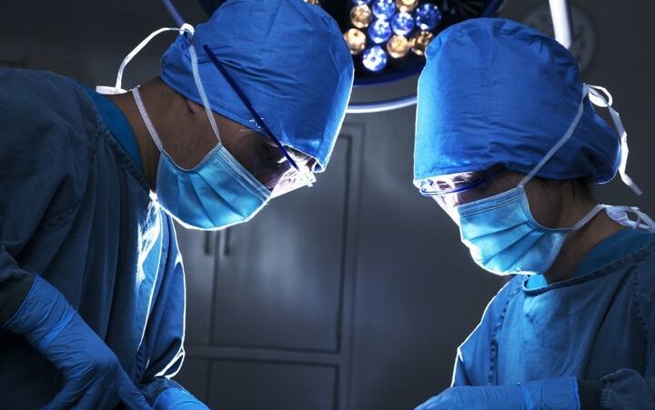 पिछले छह महीने के अधिक समय से रीढ़ की हड्डी के दुर्लभ किस्म के ट्यूमर से पीड़ित 30 वर्षीय गृहिणी का नई दिल्ली आर्टेमिस हॉस्पिटल में सफलतापूर्वक इलाज किया गया. ट्यूमर के कारण उन्हें अपने दैनिक कामों को करने में लगातार परेशानी आ रही थी और उनके लकवा से पीड़ित होने का भी खतरा बना हुआ था. फोटोः गूगल फ्री इमेज 