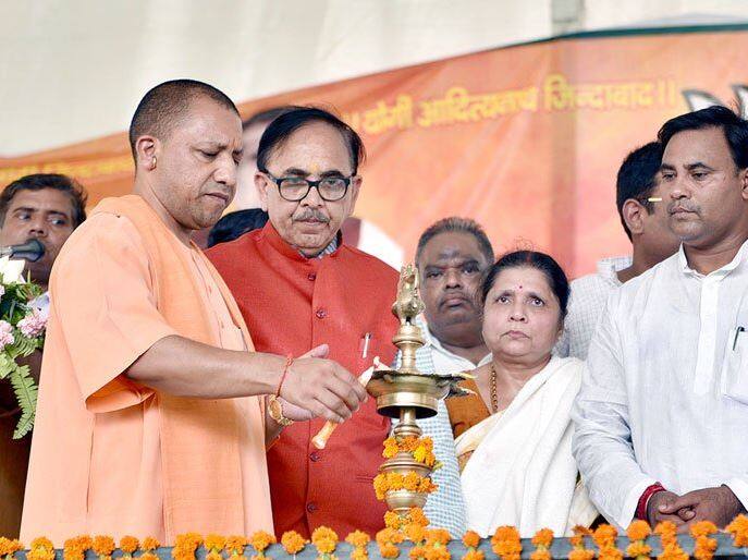 why up cm yogi adityanath angry on congress and rahul gandhi only, not sp bsp सीएम योगी आखिर कांग्रेस पर गरम और एसपी-बीएसपी पर नरम क्यों रहते हैं? कहीं ये मामला तो नहीं?