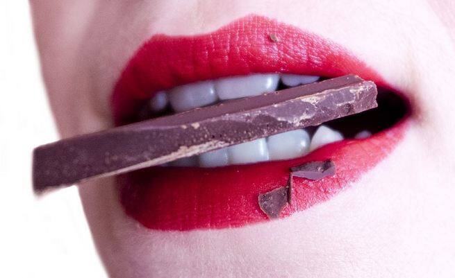 जंकफूड, चॉकलेट और आइसक्रीम और अनहेल्दी फूड खाने के कारण आजकल दांतों की समस्या होना आम बता है. ऐसे में हार्ट केयर फाउंडेशन ऑफ इंडिया के अध्यक्ष डॉ. के.के. अग्रवाल कहते हैं अगर आप अपने दांतों की देखभाल नहीं करेंगे तो इससे आपको कई तरह की गंभीर बीमारियां जैसे दिल की बीमारियां भी हो सकती हैं. ऐसे में हम आज आपको बता रहे हैं कैसे करें दांतों की देखभाल.फोटोः गूगल फ्री इमेज 