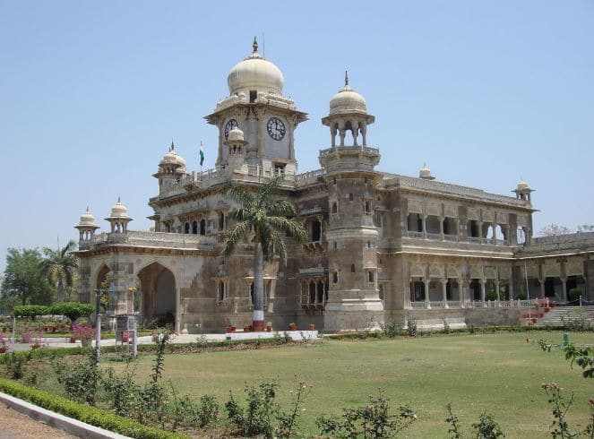  पीएम ने इंदौर को देश के सबसे स्वच्छ शहर के रूप में पुरस्कृत किया. इस श्रेणी में दूसरे और तीसरे स्थान के लिये भोपाल और चंडीगढ़ ने पुरस्कार जीता. (तस्वीर: ट्विटर) 