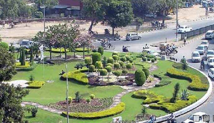  राष्ट्रीय स्वच्छता रैंकिंग में एक लाख से ज्यादा आबादी वाले शहरी स्थानीय निकायों में कांटे की टक्कर देखने को मिली. इस श्रेणी में देश के 10 सबसे साफ शहरों में इंदौर (3707.01 अंक) के अलावा भोपाल (3688.94 अंक), चंडीगढ़ (3649.38 अंक), एनडीएमसी यानी नई दिल्ली नगरपालिका परिषद (3597.19 अंक), विजयवाड़ा (3580.24 अंक), तिरुपति (3575.8 अंक), ग्रेटर विशाखापत्तनम नगरपालिका परिषद (3546.5 अंक), मैसुरु (3539.58 अंक), नवी मुंबई (3536.23 अंक) और पुणे (3471.34 अंक) शामिल हैं. (तस्वीर: गूगल फ्री इमेज)